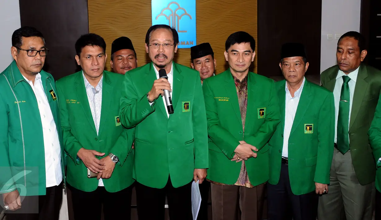 Djan Faridz (tengah) bersama pengurus PPP memberi keterangan usai menemui Menkumham Yasonna Laoly di Jakarta, Selasa (23/11). Djan Faridz melaporkan hasil putusan PTUN yang mengabulkan gugatan PPP kubu Djan Faridz. (Liputan6.com/Helmi Fithriansyah)