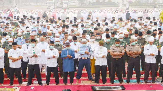 Warga Riau melaksanakan Salat Istisqa atau minta hujan untuk mengatasi kabut asap hasil Karhutla.