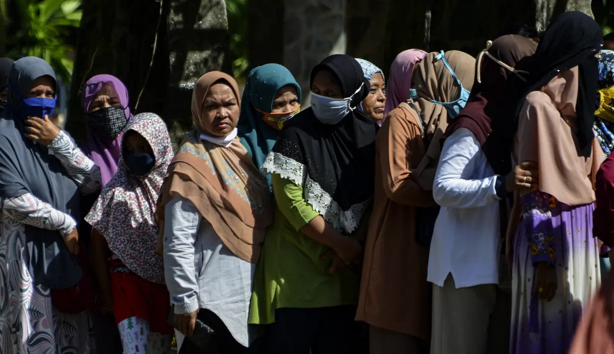 Antrean warga saat hendak membeli sembako murah di Banda Aceh, Aceh, Kamis (14/5/2020). Di tengah pandemi virus corona COVID-19, hadirnya penjualan sembako murah sangat membantu sebagian warga untuk memenuhi kebutuhan hidup. (CHAIDEER MAHYUDDIN/AFP)