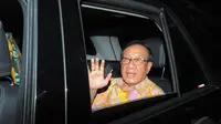 Akbar Tandjung langsung menuju mobilnya usai mengunjungi kediaman politisi senior BJ Habibie, Jakarta, Senin (15/12/2014). (Liputan6.com/Herman Zakharia)