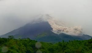 Aktivitas Gunung Merapi di Jawa Tengah (Jateng) kembali menunjukkan peningkatan, Minggu (21/12/2025). (Liputan6.com/Hendro Ary Wibowo)