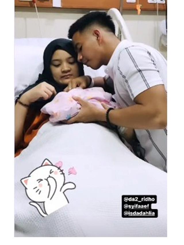 7 Potret Syifa Istri Ridho DA Melahirkan Anak Pertama, Penuh Bahagia
