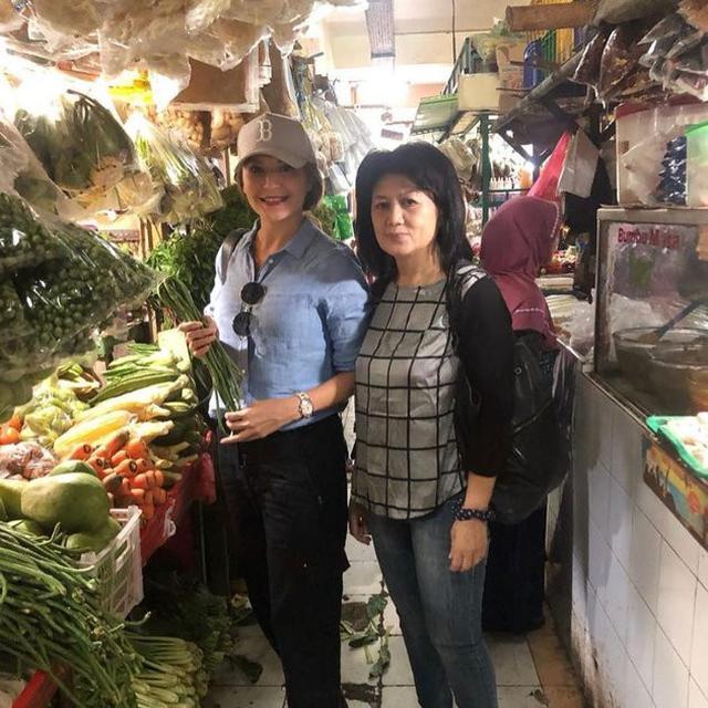 Tampil Sederhana, Ini 7 Momen Tamara Bleszynski saat Belanja di Pasar Tradisional