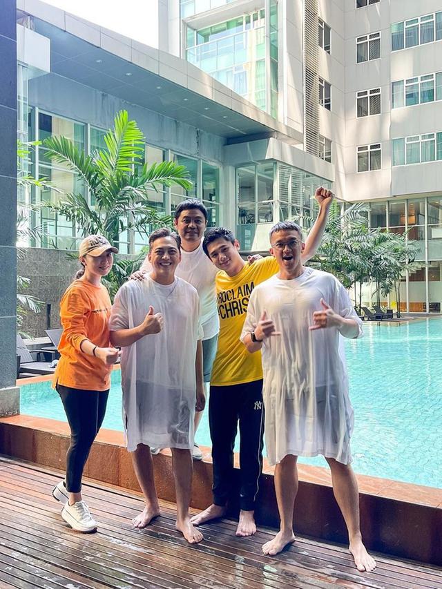 6 Potret Rayn Wijaya Jalani Pembaptisan, Ranty Maria Bagikan Prosesnya