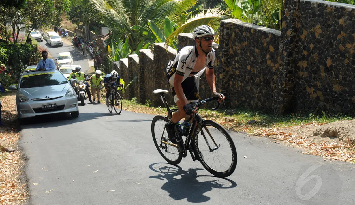 Tanjakan sejauh 25 Km harus ditaklukan para pebalap yang bersaing di etape 3 Internasional Tour De Banyuwangi Ijen 2014. Salah satu pebalap mencoba menaklukkan salah satu tanjakan di etape 3 ITdBI, (18/10/2014). (Liputan6.com/Helmi Fithriansyah)
