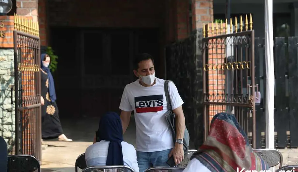 "Total main 16 film, 54 sinetron dan FTV.  (Eeng) Wafat karena terpapar Covid di RS Primaya, Bekasi, Minggu malam," tulis Yan Widjaya melalui akun Twitter-nya Senin (22/5). [KapanLagi.com/Budy Santoso]