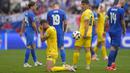 Selebrasi striker Timnas Ukraina, Roman Yaremchuk (depan) merayakan kemenangan 2-1 atas Timnas Slovakia setelah berakhirnya laga matchday kedua Grup E Euro 2024 di Merkur Spiel-Arena, Dusseldorf, Jerman, Jumat (21/6/2024). (AP Photo/Andreea Alexandru)