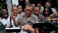 Eggi Sudjana  saat memberikan keterangan pers di halaman kantor Kejagung, Jakarta, Jumat (19/9/2014) (Liputan6.com/Johan Tallo)