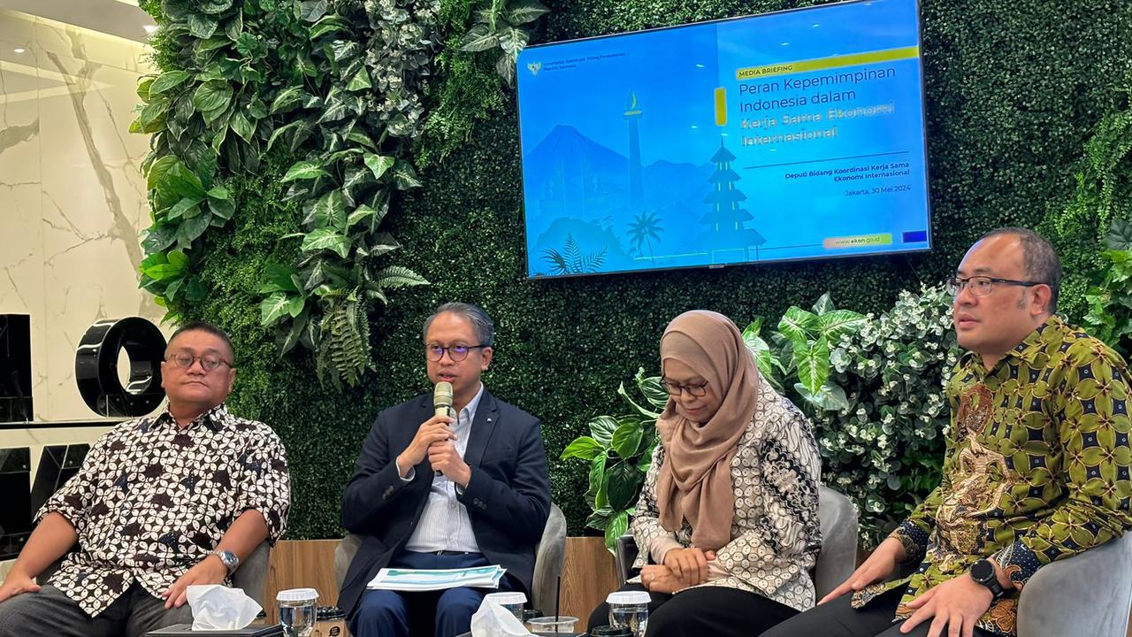 Deputi Bidang Koordinasi Kerja Sama Ekonomi Internasional Edi Prio Pambudi dalam konferensi pers Update Kerjasama Ekonomi Internasional, di Kemenko Perekonomian, Jakarta, Kamis (30/5/2024). (Tira/Liputan6.com)