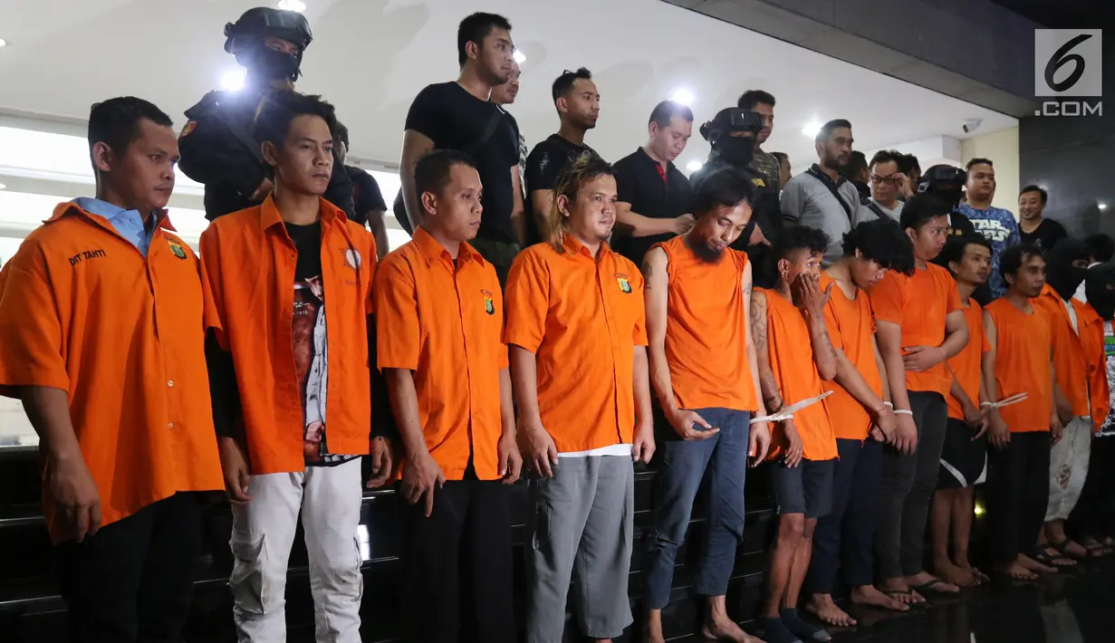 Tersangka kasus kerusuhan Aksi 22 Mei dihadirkan saat rilis di Polda Metro Jaya, Jakarta (22/5/2019). Polda Metro Jaya mengamankan 257 orang terkait kerusuhan pada Aksi 22 Mei. (Liputan6.com/JohanTallo)