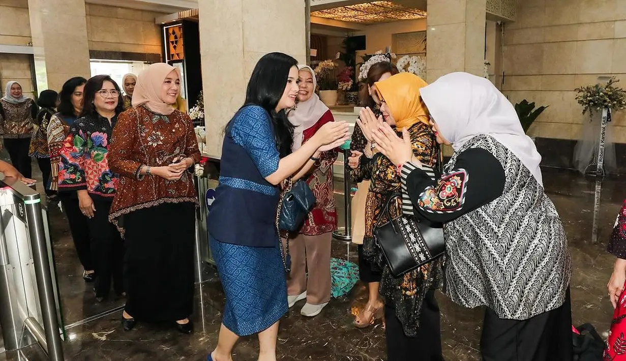 Saat bertugas, Annisa Pohan bergaya formal khas ibu-ibu pejabat pada umumnya dalam balutan kebaya hingga wastra.Belum lama ini, Annisa Pohan terlihat memimpin sebuah rapat dengan gaya formal mengenakan set blouse batik warna biru yang elegan. [@annisayudhoyono]