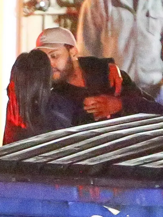 Wanita cantik itu seperti menemukan kenyamanan pada sosok The Weeknd. Terbukti dengan Selena yang begitu erat memeluk tubuh kekasih barunya itu. Selain itu, Selena selalu memancarkan senyumannya. (doc.TMZ.com)