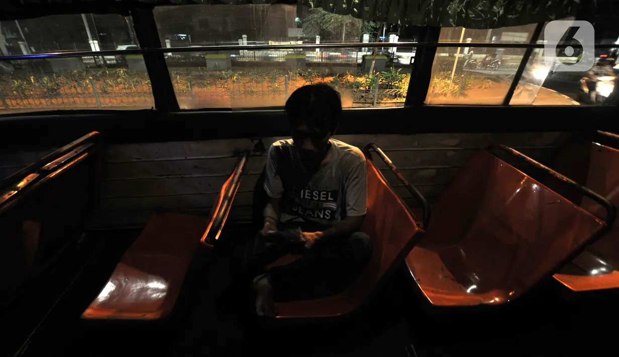 Dedi (39) sopir Metromini 506 menghitung hasil pendapatan di kawasan Pondok Kopi, Jakarta, Rabu (13/11/2019). Pria yang sudah menggeluti profesinya sejak tahun 1994 ini tak kalah pilu, dirinya mengaku hanya mampu membawa pulang uang paling tinggi Rp 100 ribu. (merdeka.com/Iqbal Nugroho)