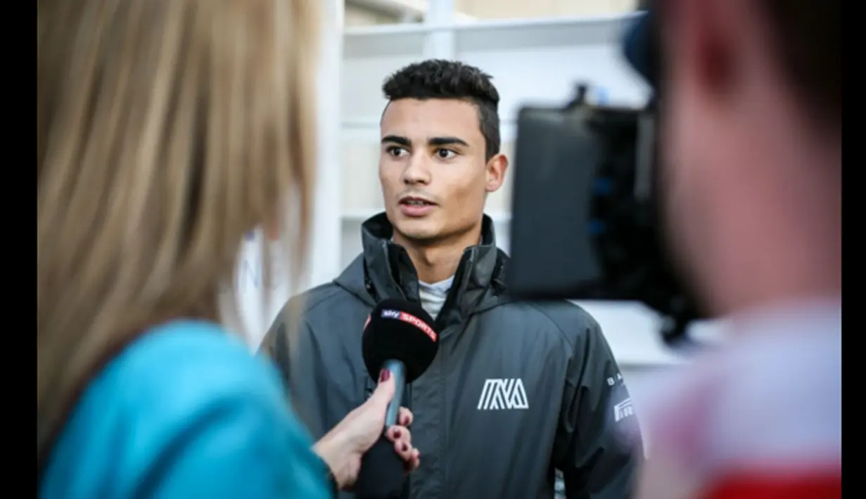 Rekan se-tim Rio Haryanto, Pascal Wehrlein, saat diwawancara media sebelum beraksi dalam tes pramusim F1 2016 di Sirkuit Catalunya, Barcelona, Spanyol, (23/2/2016). (Bola.com/Twitter)