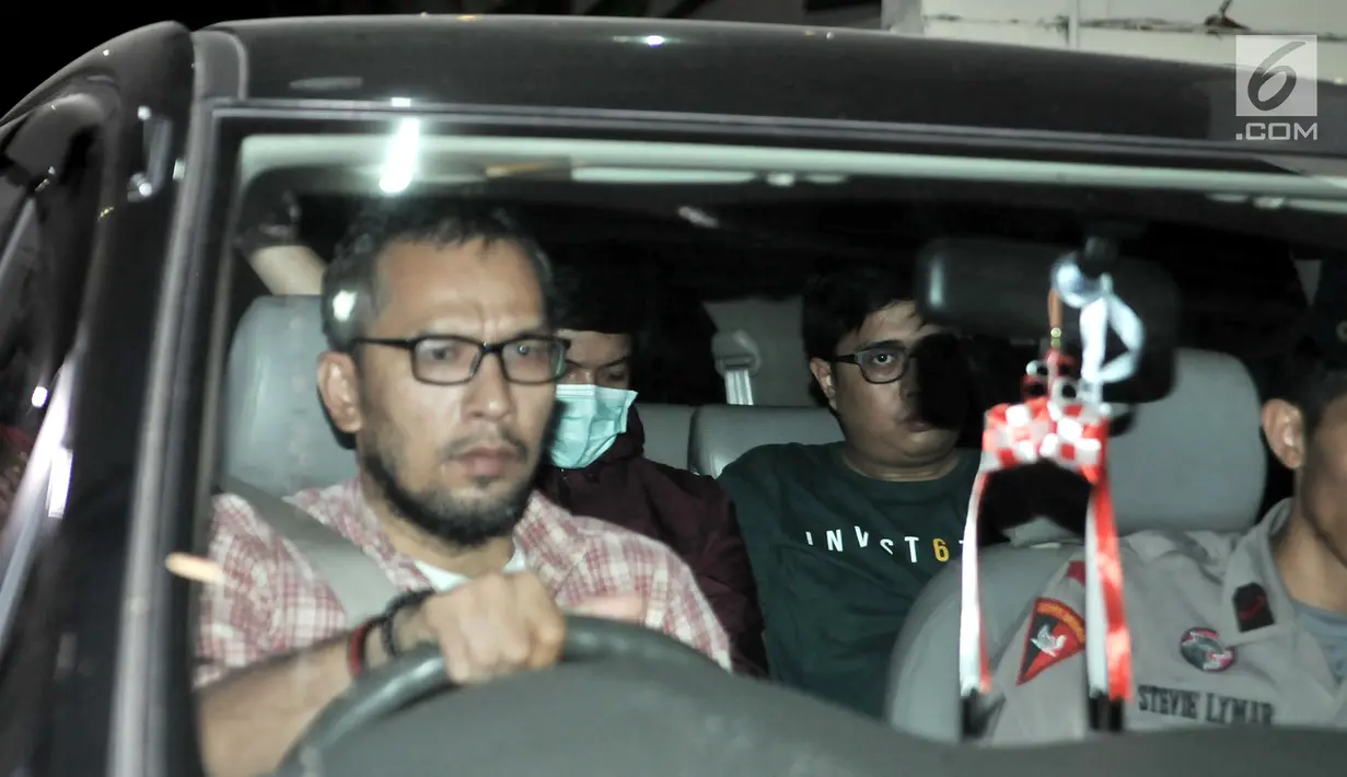 Tim penyidik KPK berada di dalam mobil usai penggeledahan di rumah Dirut PLN Sofyan Basir di kawasan Bendungan Hilir, Jakarta, Minggu (15/7). Penggeledahan berawal dari OTT terhadap 13 orang di rumah Dinas Mensos. (Merdeka.com/Iqbal S Nugroho)