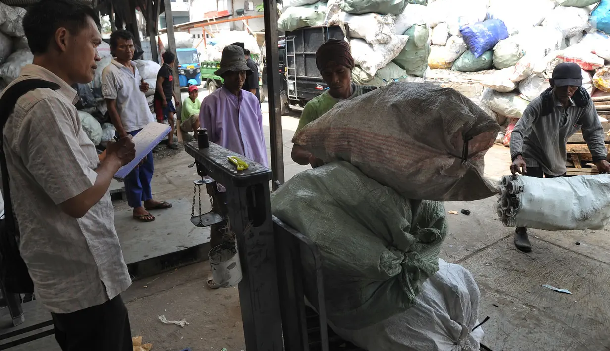 Pekerja menimbang sampah plastik di pabrik pengolahan kawasan Kapuk, Cengkareng, Jakarta, Selasa (17/9/2019). Bisnis pengolahan sampah plastik ini membantu penanganan sampah Ibu Kota. (merdeka.com/Arie Basuki)