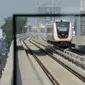 Moda transportasi kereta ringan atau light rail transit (LRT) melintas saat berlangsungnya uji coba di Jakarta, Selasa (11/6/2019). Warga dapat menjajal LRT dengan gratis mulai Selasa 11 Juni 2019. (merdeka.com/Imam Buhori)