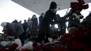 Warga meletakkan karangan bunga untuk mengenang korban jatuhnya pesawat maskapai Flydubai, di luar Bandara Rostov-on-Don, Rusia, Minggu (20/3). Insiden itu menewaskan seluruh penumpang dan kru yang berjumlah 62 orang. (REUTERS/Maxim Shemetov)