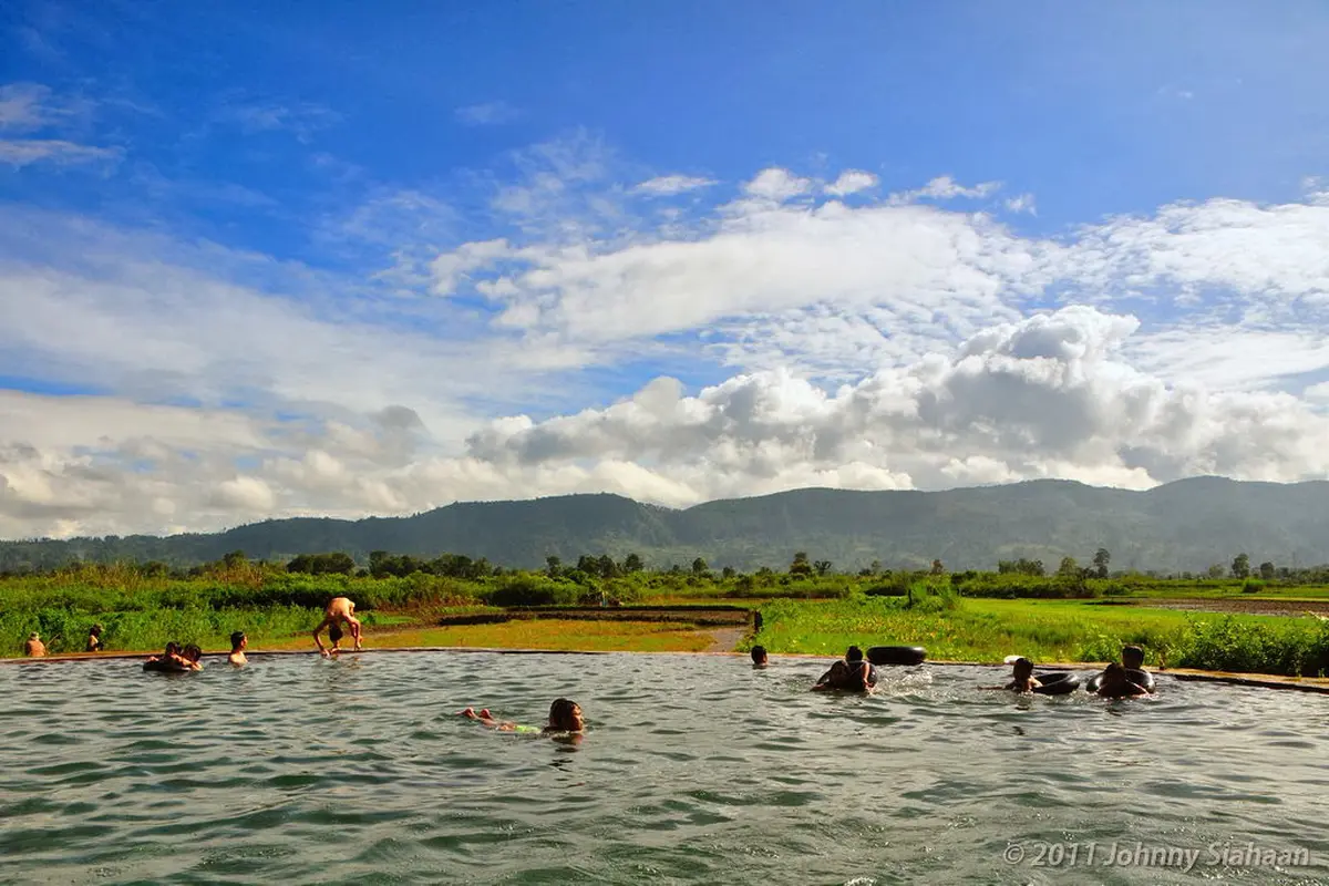 Berenang di Kolam Air Soda Sumatra Utara