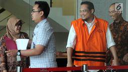 Tersangka panitera pengganti PN Medan Helpandi (rompi oranye) seusai menjalani pemeriksaan di Gedung KPK, Jakarta, Rabu (31/10). Helpandi diperiksa sebagai saksi untuk tersangka pengusaha Tamin Sukardi. (Merdeka.com/Dwi Narwoko)