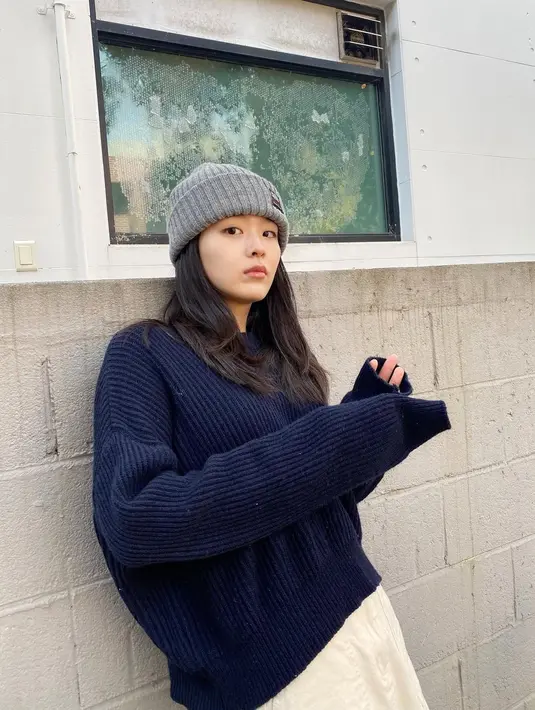 Kim Shi Eun berperan menjadi kekasih Song Kang di Love Alarm 2. Perempuan berwajah baby face ini juga memiliki aura yang tak kalah cantik. Di aktivitas sehari-hari, Kim Shi Eun terlihat senang menggunakan topi dan berpenampilan kasual, seperti mengenakan sweater dengan beanie hat. Foto:Instagram.