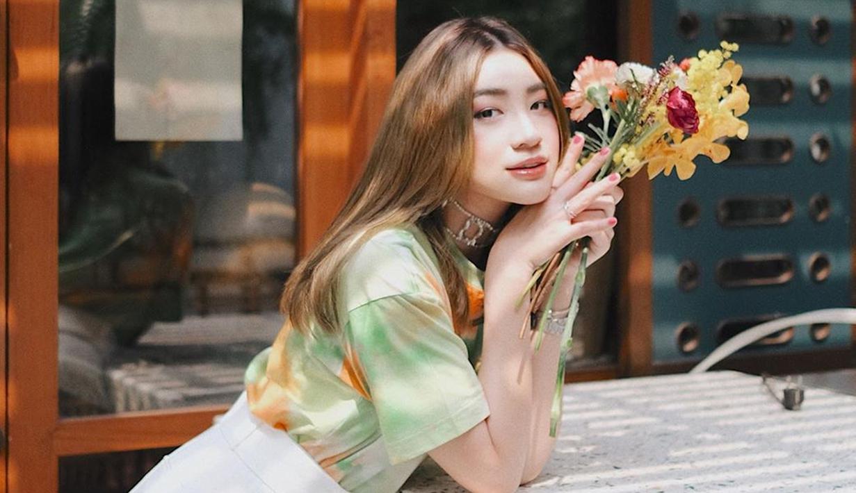 Wanita 24 tahun ini sering kali mengganti warna rambutnya.Penyanyi sekaligus model ini tampil menawan bak Idol Korea dengan rambut berwarna blonde. (Liputan6.com/IG/@pattdevdex)