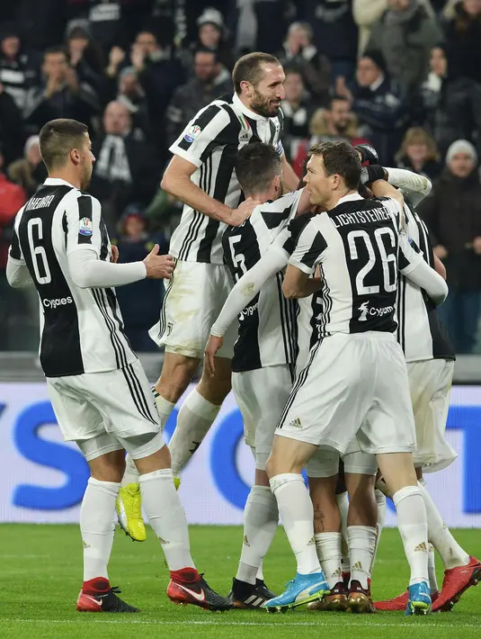 Pemain Juventus merayakan gol Mario Mandzukic ke gawang klub sekota mereka, Torino dalam lanjutan Coppa Italia di Stadion Allianz, Rabu (3/1). Juventus menang dengan skor akhir 2-0 atas klub sekota mereka, Torino. (Andrea Di Marco/ANSA via AP)