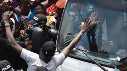 Legenda Chelsea, Didier Drogba, menyapa pendukungnya saat akan mengajukan pencalonannya untuk menjadi presiden federasi sepakbola Pantai Gading di Abidjan, Minggu (2/8/2020). Pria berusia 42 tahun itu akan bersaing dengan empat calon lainnya. (AFP/Sia Kambou)