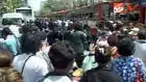 Situasi keamanan di Kota Bangkok, relatif aman pascapengosongan paksa kamp-kamp kelompok Kaus Merah. Petugas membersihkan puing-puing bangunan yang terbakar.