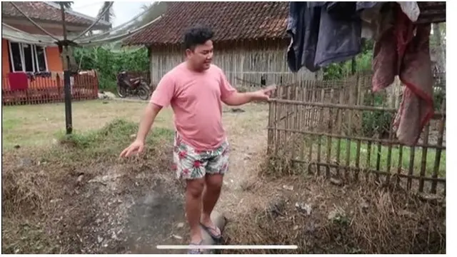 Ini potret halaman belakang rumah Ncess Nabati. Terdapat sungai kecil dan bernuansa pedesaan.