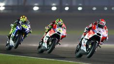 Valentino Rossi berduel dengan dua pebalap Ducati di Sirkuit Losail, Qatar ,(REUTERS/Fadi Al-Assaad)