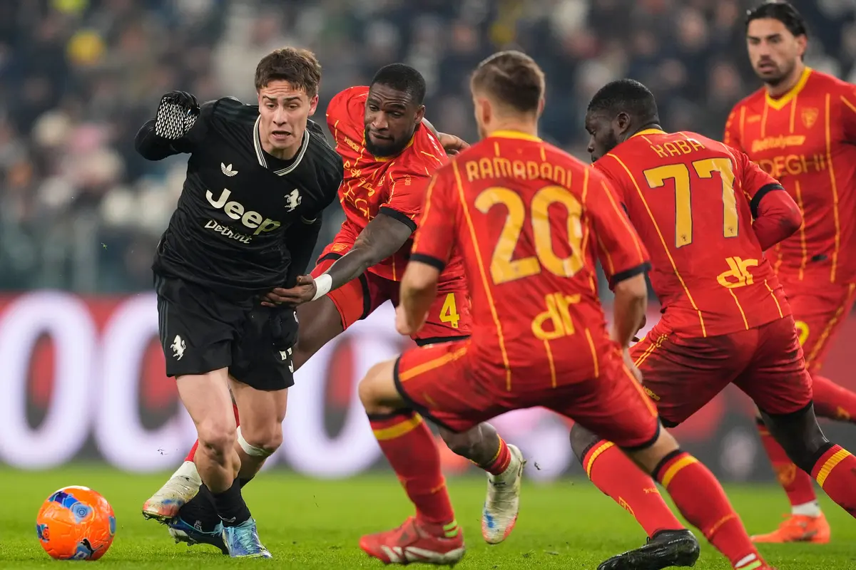 Pemain Juventus, Kenan Yildiz (kiri), dikepung pemain-pemain Lecce