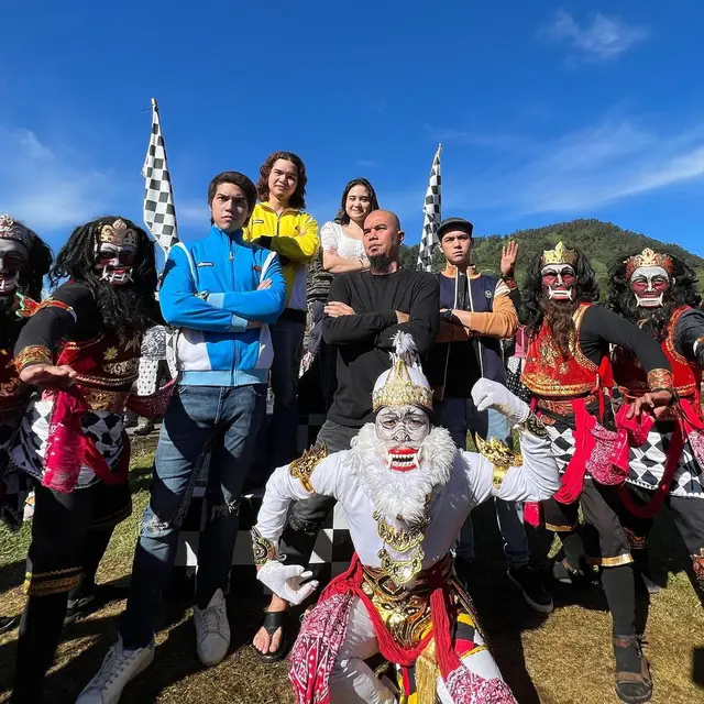 Ahmad Dhani dan Mulan Jameela liburan keluarga di Borobudur hingga Bromo (Foto: instagram @tissabiani)