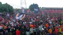 Mereka hadir untuk memberikan dukungan penuh kepada Persija Jakarta jelang lawan Persib Bandung. Tampak dalam foto, ribuan pendukung Persija Jakarta atau The Jakmania memenuhi Persija Training Ground, Bojong Sari, Depok, Jawa Barat, Jumat (9/1/2026). (Bola.com/M Iqbal Ichsan)