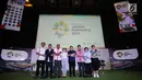 Ketua Umum INASGOC, Erick Thohir (kelima kiri) bersama COO Emtek Group, Sutanto Hartono (ketiga kanan) bergandengan tangan bersama jelang konferensi pers Official Broadcaster Asian Games 2018 di Jakarta, Kamis (8/2). (Liputan6.com/Helmi Fithriansyah)