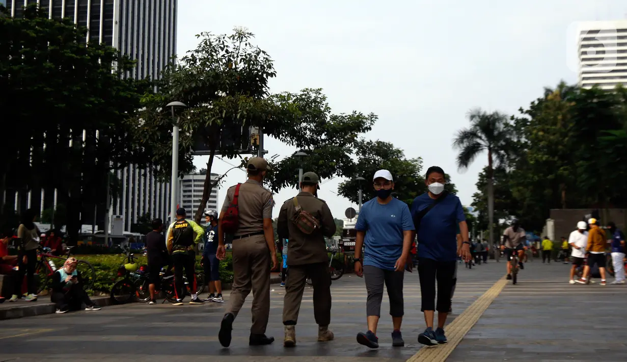 Warga beraktivitas saat penerapan PPKM level 1 di kawasan Jalan Sudirman - Thamrin, Jakarta, Minggu (7/11/2021). WHO melaporkan Indonesia nihil provinsi beresiko sedang dan tinggi Covid- 19. Akibatnya, antusiasme warga yang beraktivitas di luar ruangan meningkat. (Liputan6.com/Johan Tallo)