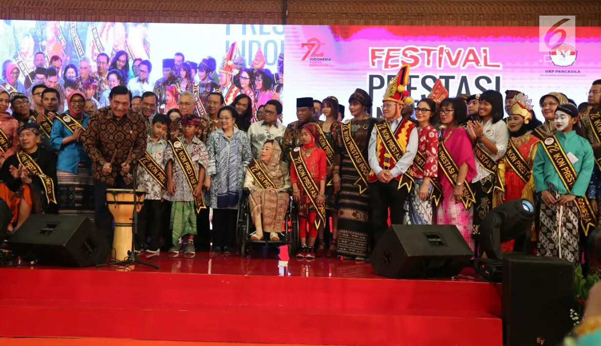Menteri Koordinator bidang Kemaritiman Luhut Binsar Panjaitan menabuh genderang sebagai simbol pembukaan Festival Prestasi Indonesia yang diselenggarakan oleh UKP-Pancasila di Jakarta Convention Center, Senin (21/8). (Liputan6.com/Johan Tallo)