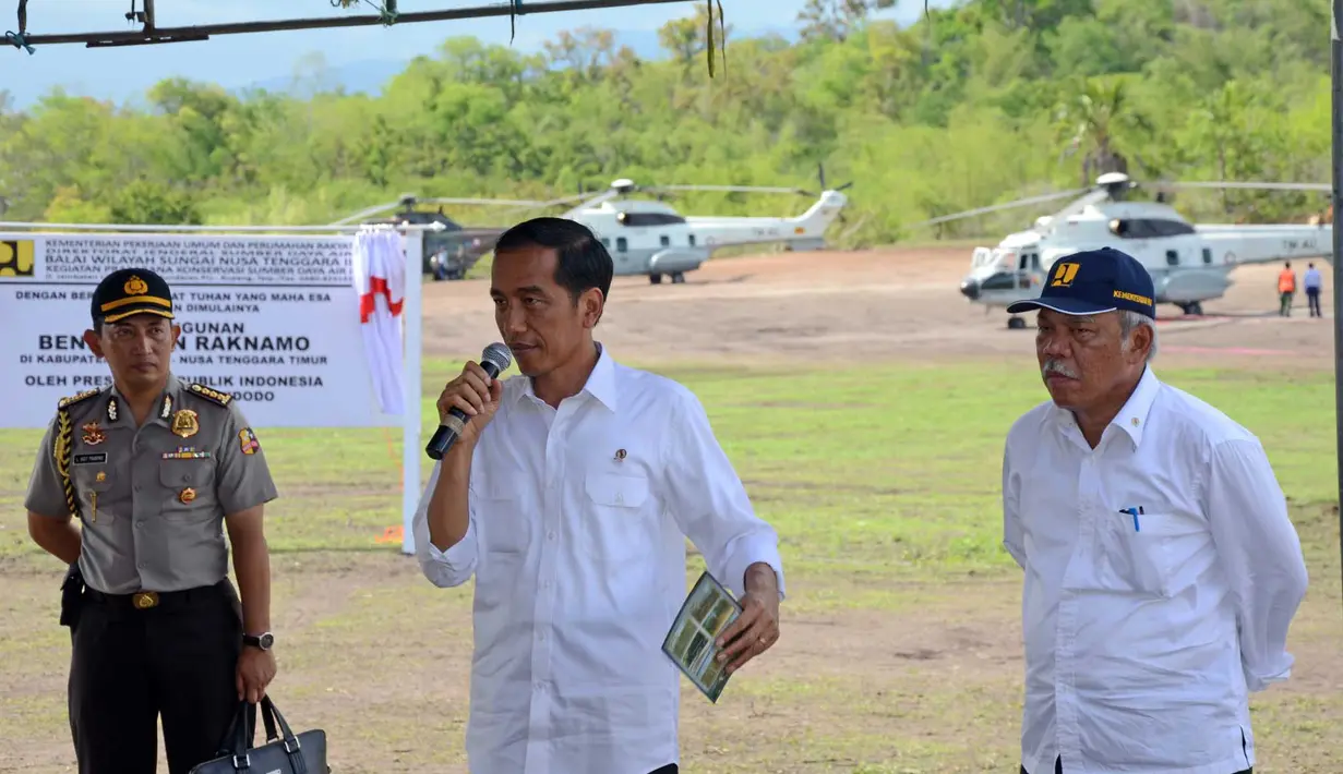 Presiden Joko Widodo memberikan pidato usai meresmikan Bendungan Raknamo di Nusa Tenggara Timur, Sabtu (20/12/2014). (Rumgapres/Agus Suparto)