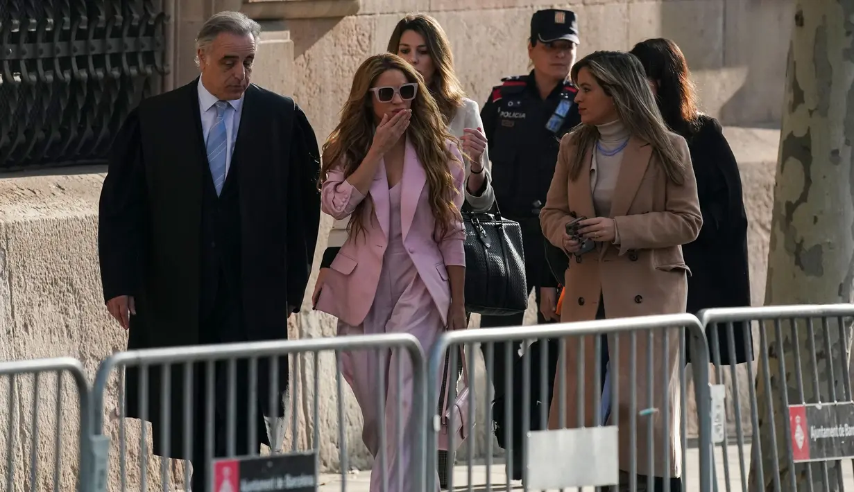 Shakira menghadapi tuduhan menipu petugas pajak Spanyol sebesar jutaan euro. (AP Photo/Joan Mateu Parra)
