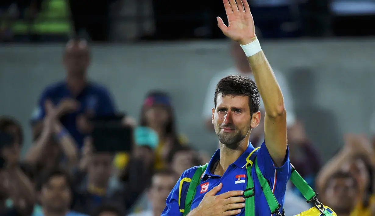 Novak Djokovic menangis usai kalah dalam pertandingan tenis nomor tunggal putra Olimpiade Rio 2016, Olympic Tennis Centre-CC, Rio De Janeiro,Brasil, (8/8).Djokovic kalah dari petenis Argentina Juan Martin Del Potro. (REUTERS / Toby Melville)