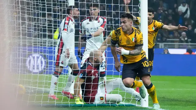 Foto: Selebrasi Panjat Pagar Ala Lautaro Martinez, Inter Milan Bertengger di Puncak Klasemen Liga Italia