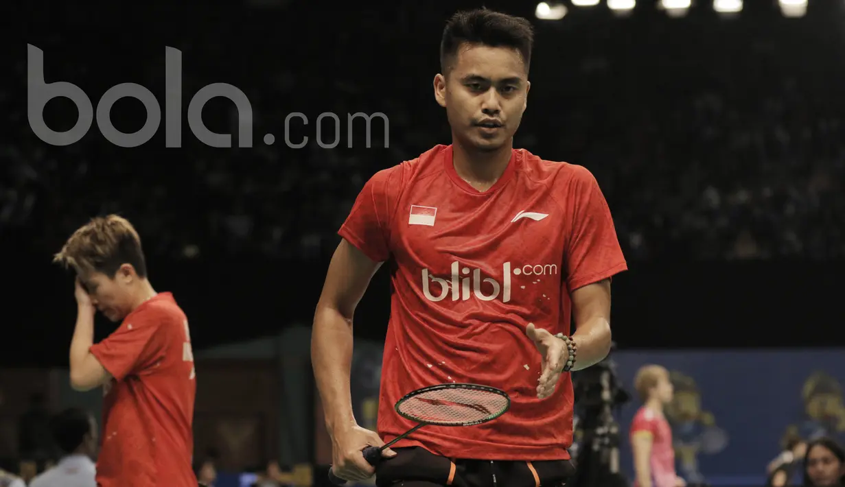 Pasangan Tontowi Ahmad/Liliyana Natsir, mengahadapi pasangan Korea, Kim Dukyoung/Kim Ha Na di Indonesia Open 2017 di JCC, Selasa (13/6/2017). Ganda Campuran Indonesia itu menang dengan skor 19-21, 21-19, dan 21-18. (Bola.com/M Iqbal Ichsan)