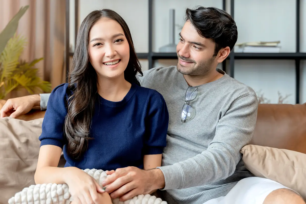 perempuan dan pasangan 19 juni