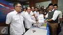 Pengusaha Muhamad Idrus mendaftarkan diri sebagai balon Gubernur DKI Jakarta di Kantor DPD Partai Demokrat DKI Jakarta, Rabu (13/4). Kader PKS tersebut siap maju dalam Pilgub DKI Jakarta 2017 melalui visi dan misinya. (Liputan6.com/Immanuel Antonius)