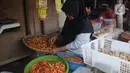 Pedagang Pasar tradisional Kalimalang Cakung Barat menata barang dagangannya di Jakarta Timur, Senin (4/9/2023). (merdeka.com/Imam Buhori)