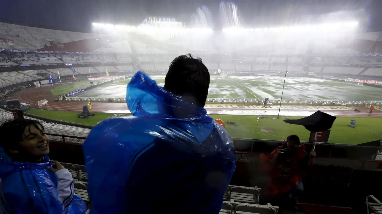 Hujan Lebat bikin laga Argentina vs Brasil Tertunda (Reuters/MARCOS BRINDICCI)