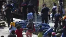 Pergerakan para migran yang baru tiba biasanya dikontrol dengan ketat. (AP Photo/Valeria Ferraro)