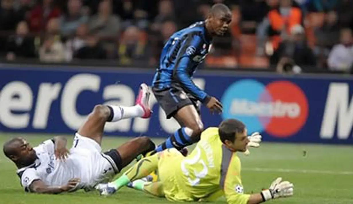 Striker Inter Milan Samuel Eto'o melewati hadangan kiper Spurs Carlo Cudicini dan bek William Gallas ketika kedua kesebelasan berhadapan dalam ajang Liga Champions di Giuseppe Meazza, Milan, 20 Oktober 2010. AFP PHOTO/GIUSEPPE CACACE