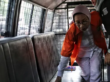 Tersangka kasus dugaan penyebaran berita hoaks, Ratna Sarumpaet menaiki mobil tahanan di Polda Metro Jaya, Kamis (31/1). Penyidik melimpahkan Ratna Sarumpaet dan barang bukti kepada Kejaksaan Negeri Jakarta Selatan. (Liputan6.com/Faizal Fanani)