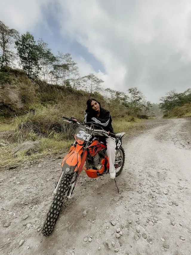 Hobi Travelling, Ini 7 Potret Seru Afifah Ifah'nda Jalani Liburan